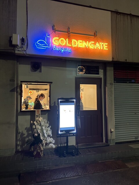 夜の外観とネオンサイン