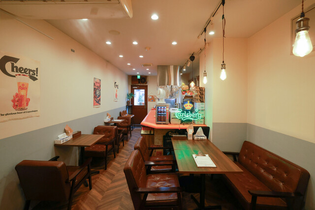 ソファ席が並ぶ店内