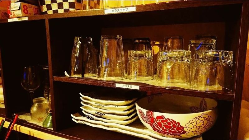 棚に並ぶグラスと食器