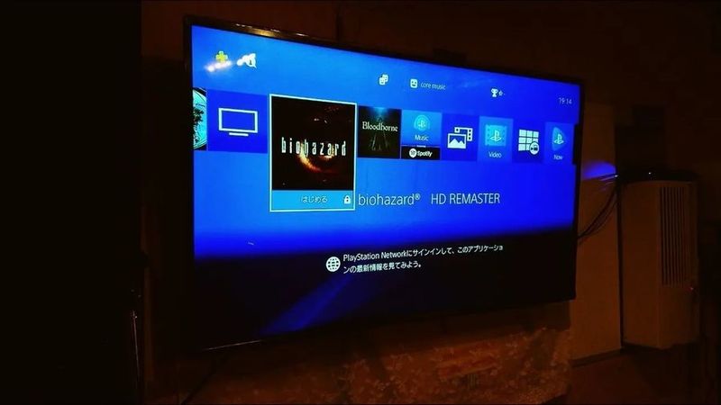 壁面の大型モニター